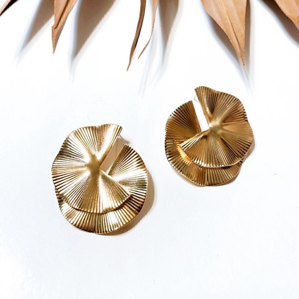 Gold geo stud earrings S380